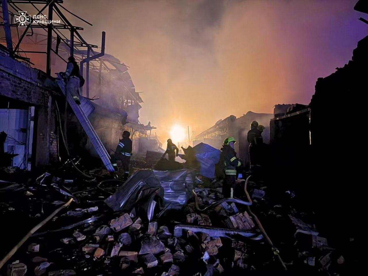 基辅天空中的雷暴，乌克兰总统泽连斯基，深夜“检阅俄罗斯空天军-图160战略轰炸机