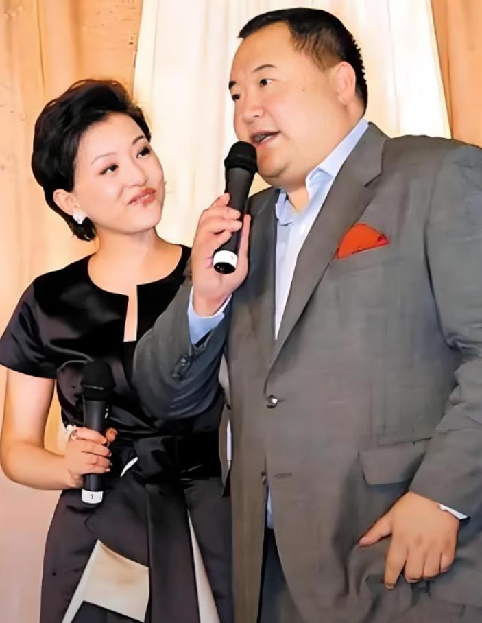 1995年，杨澜留学回来，要和月薪2000元的老公离婚，她老爸劝她：一兵对你那么