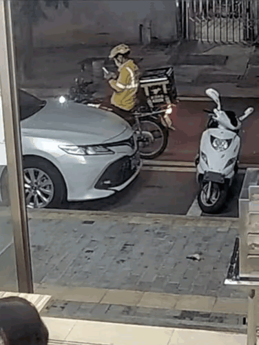 这司机水平属实有点差那么明显一个人停那，你技术不行倒是慢点开啊，摁下喇叭也行啊