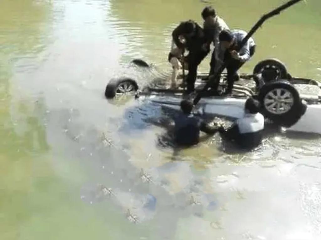 近日，江西一轿车失控坠入池塘，酿成8人死亡的惨剧。车内人员被困，救援虽迅速展开，