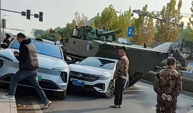 这个小车司机，够倒霉的！一不小心，竟然和军用坦克相撞了！他赶紧给保险公司打电话，