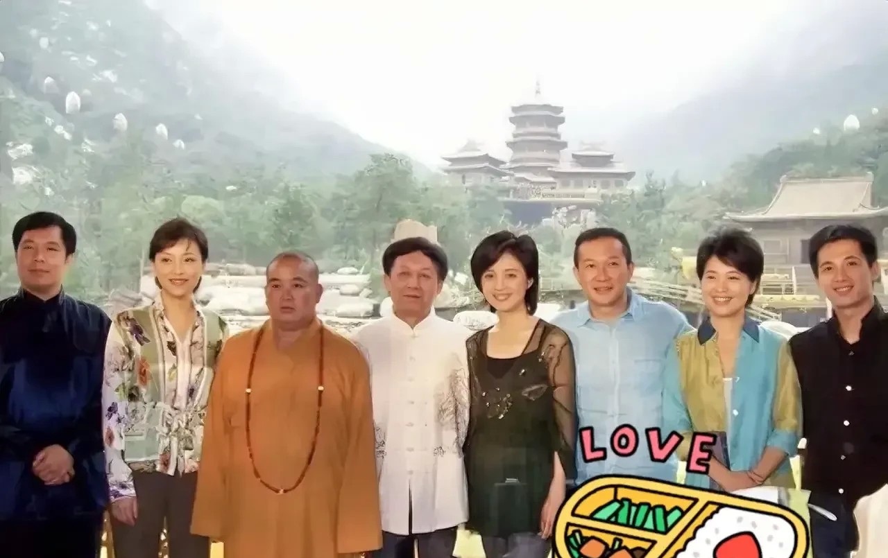 十年前有张照片现在想起来还是挺奇怪的。释永信和尚和七个当时特别火的明星拍了合照，