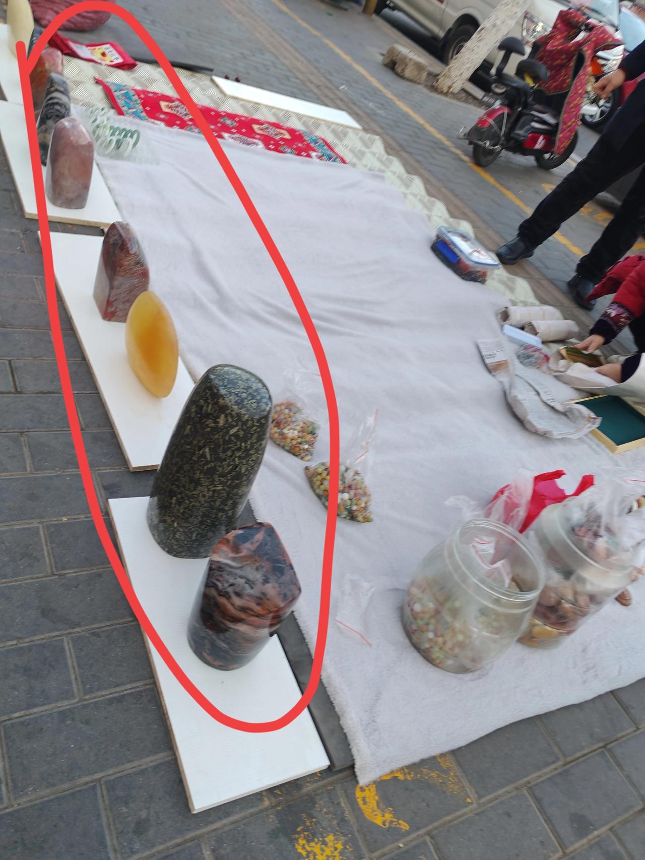 新疆玉有点玩不动了1月18日，这是我前天在西安北郊街头拍到的两张图片，路边停放