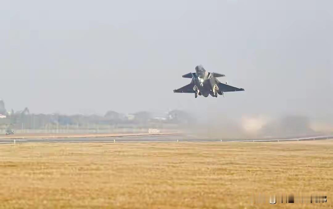 大伙快看“正义事业”-2025联合军演的“王炸”在这，解放军空军的歼-20隐身战