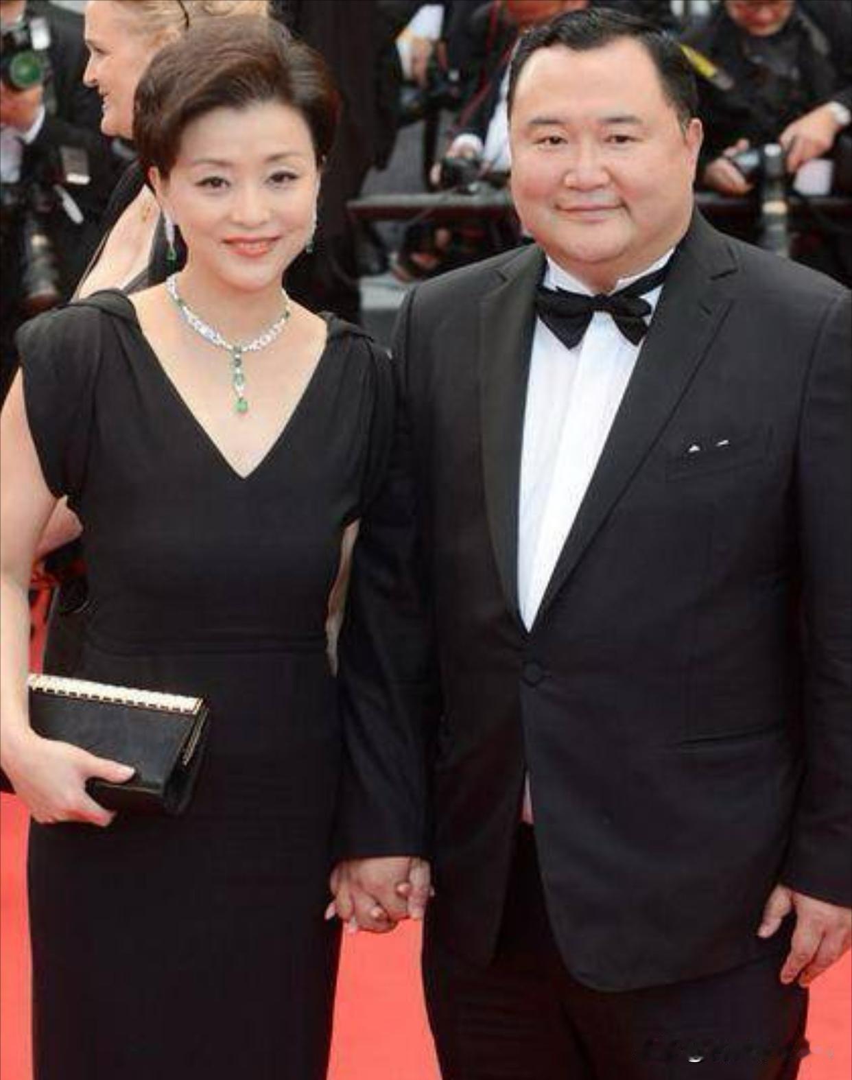 1995年，杨澜留学回来，要和月薪2000元的老公离婚，她老爸劝她：一兵对你那么