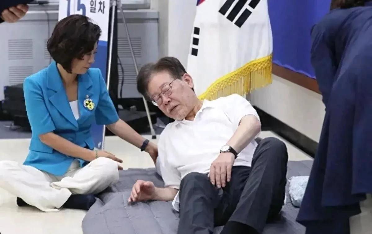 终于看清了韩国总统李在明的真实面目了，是条变色龙，去年为反对日本核污染水排海绝食