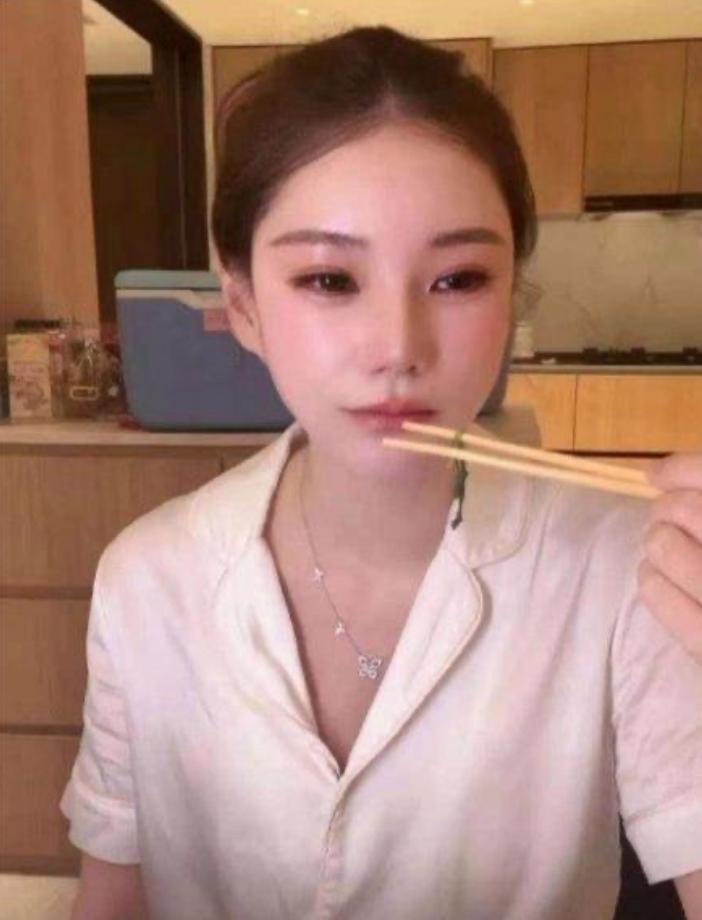 汪小菲娶的两个老婆，真是两个极端。大S嫌北京冷、空气不好，常年窝在台湾，根本不愿