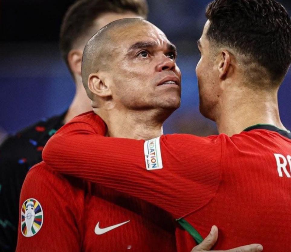 皇马旧将佩佩爆了一个料。2017年夏天，他准备离开皇马。C罗苦苦劝他别走。C罗甚