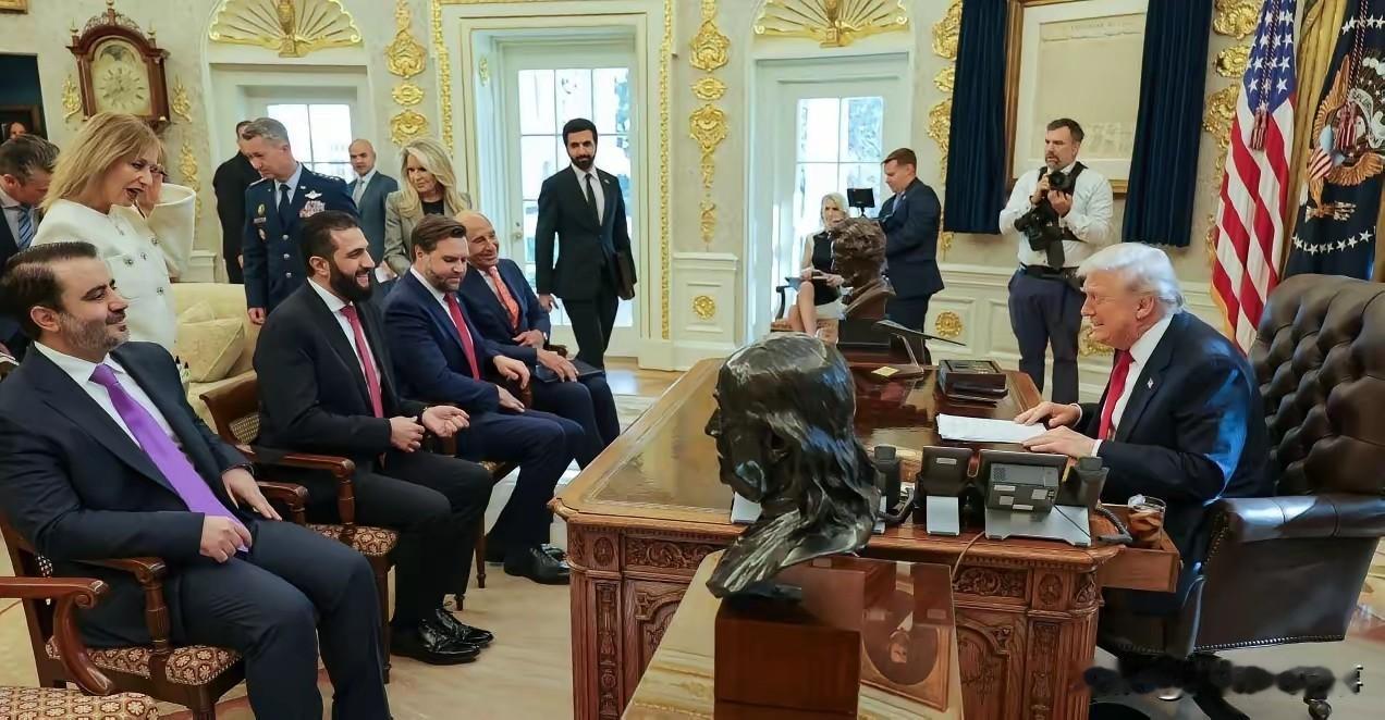 叙利亚又变了，俄罗斯怎么办？你没有看错，叙利亚总统朱拉尼跑到白宫，跟特朗普会