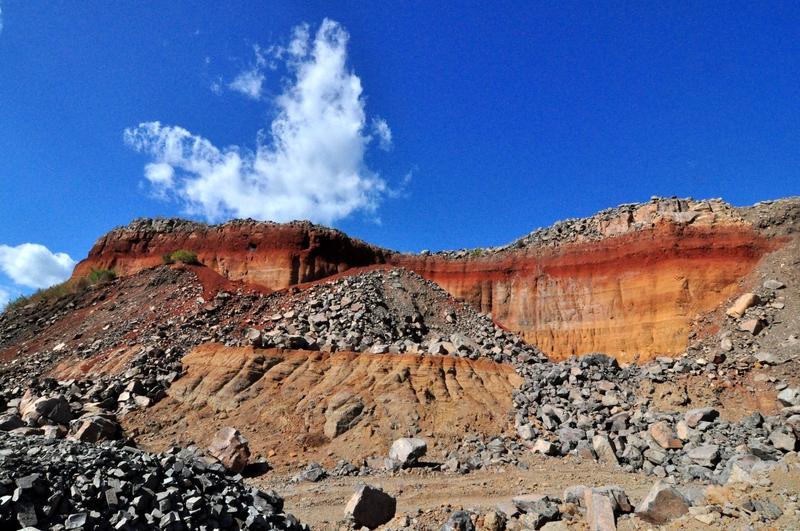地球上的土壤并非一开始就存在，人来世间走一趟的意义是什么?是岩石风化+生物作用