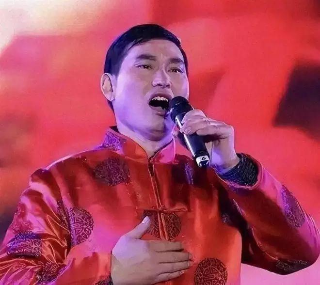 大衣哥朱之文火了这么多年，现在档期都排满了，而且开价10万元唱3首歌。想想也是，