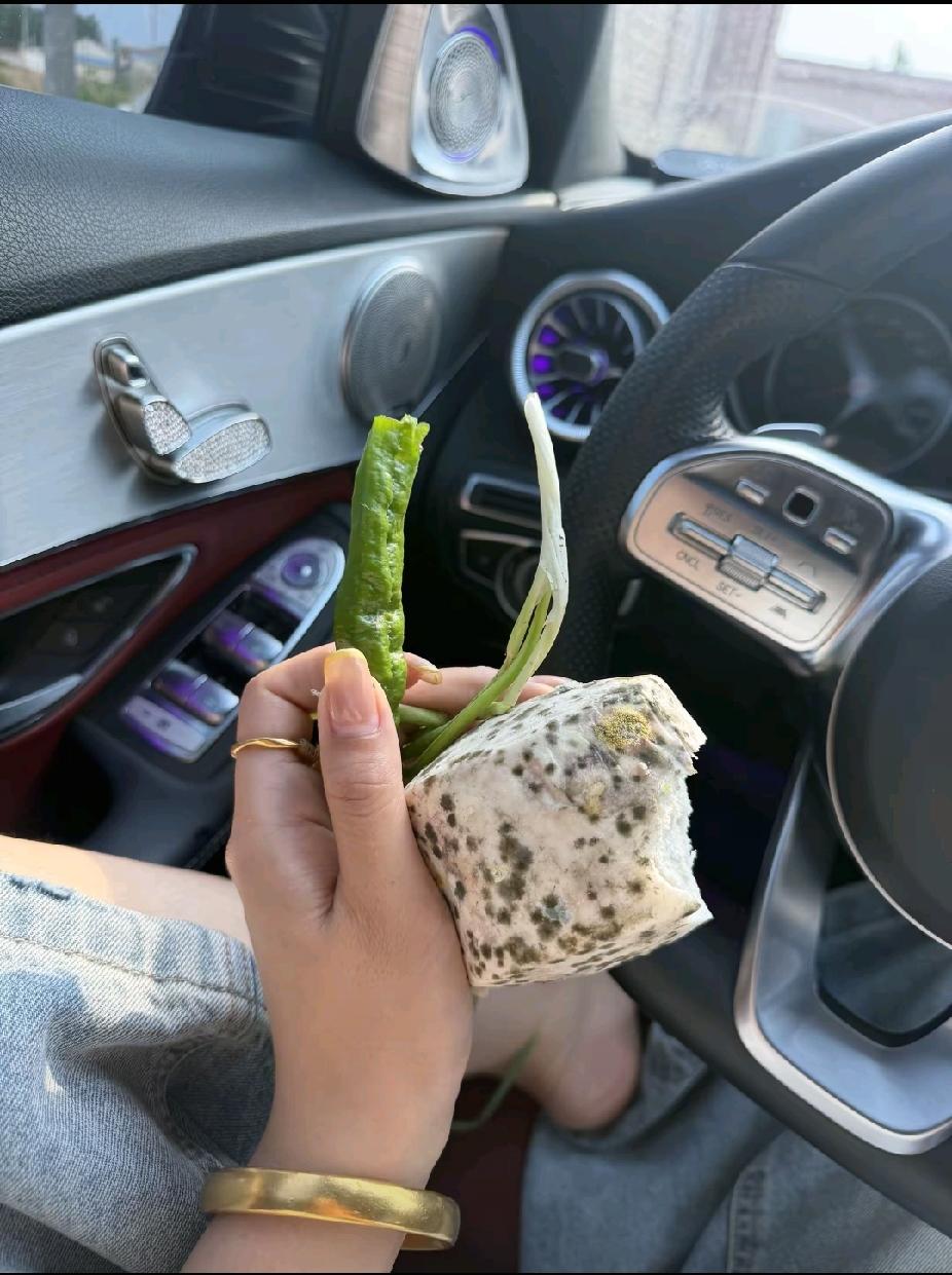 昨天和一个异性朋友聊育儿观念他问我：在教育孩子这方面，你有没有过无力感？作为