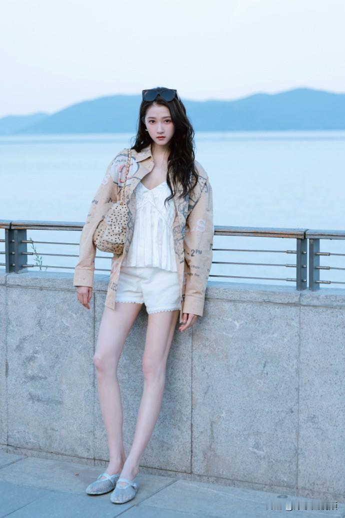 ❤️关晓彤立秋一组湖边大片，长卷发氛围感十足，一身浅色系穿搭干净柔和，迎着湖面晚