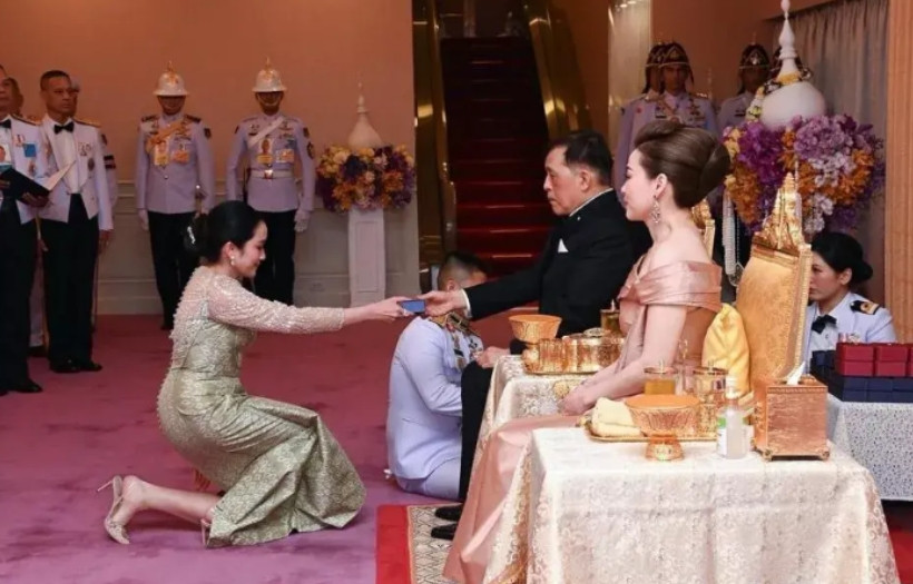 泰王玛哈真的是太软了，怎么能眼睁睁地看着泰国军政和反对派一直欺负佩通坦？泰国的军