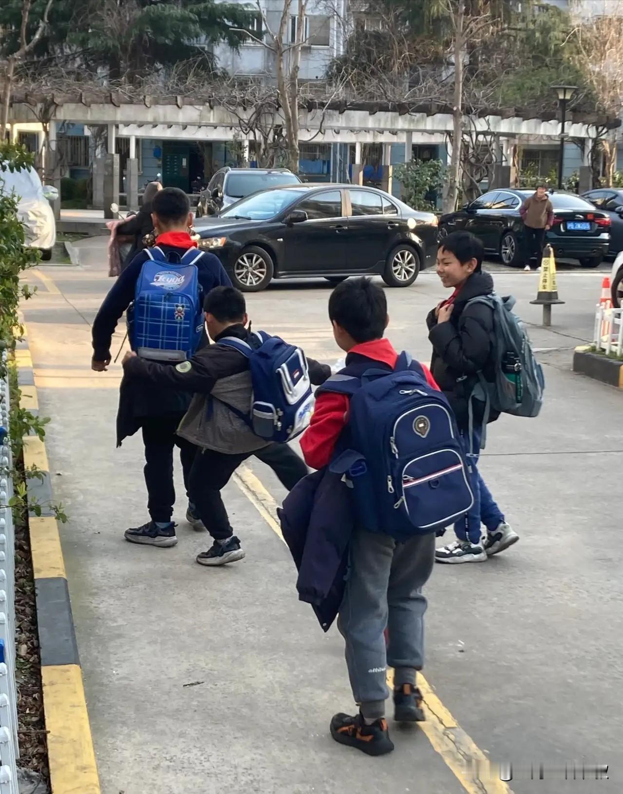 有个问题问问外省的网友，为何网上有些外省人对上海人有各种偏见？昨天看到有个沪漂发