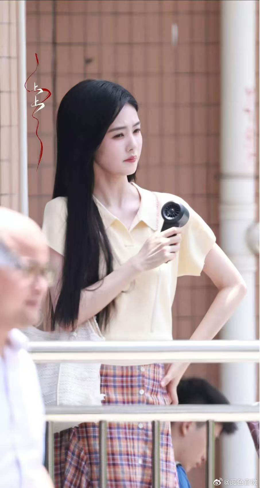 白鹿黑长直白月光白鹿这种我上学高低暗恋三年白鹿新剧路透里的王韵娜太出彩，柔顺黑长