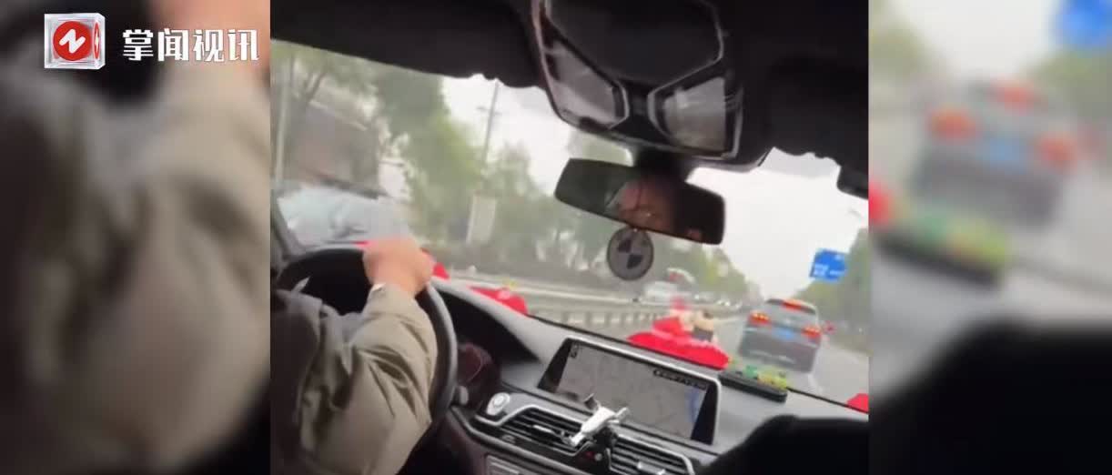 “缘分到了挡都挡不住！”2023年，湖南益阳，一男子开车正常行驶时，突然撞上了一