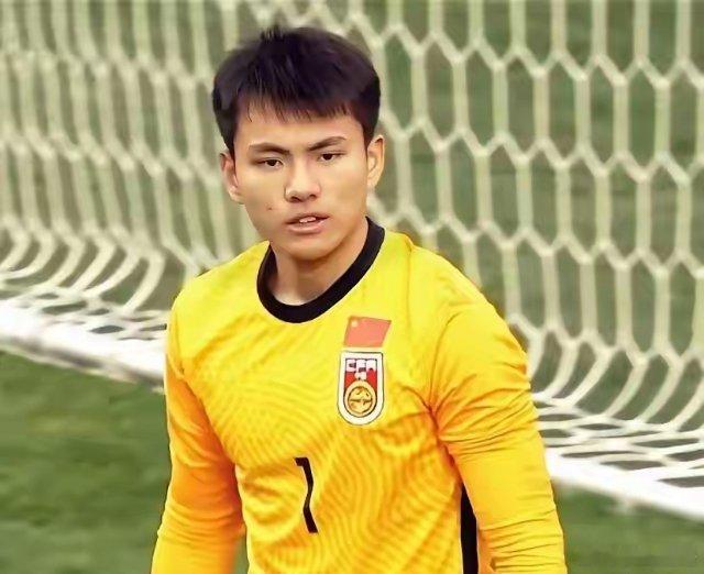 中国男足0：4日本男足，我发现了三个可笑的事实！1、在绝对的实力面前，王钰栋的表