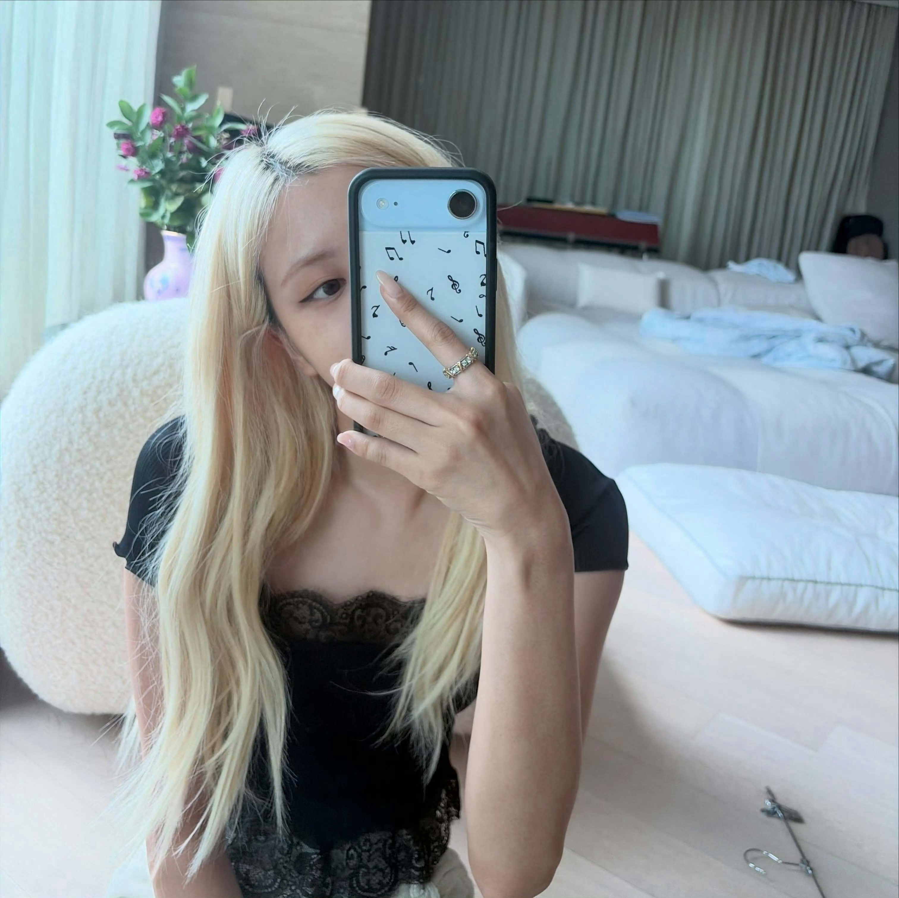 朴彩英见面会行程两难朴彩英ins更新