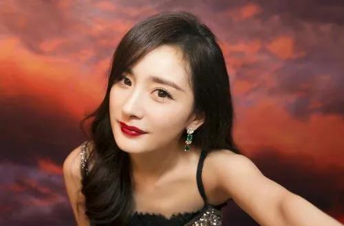 2025年暑期档，《酱园弄》虽大咖云集却票房失利，预测最高仅5.46亿，远不及预