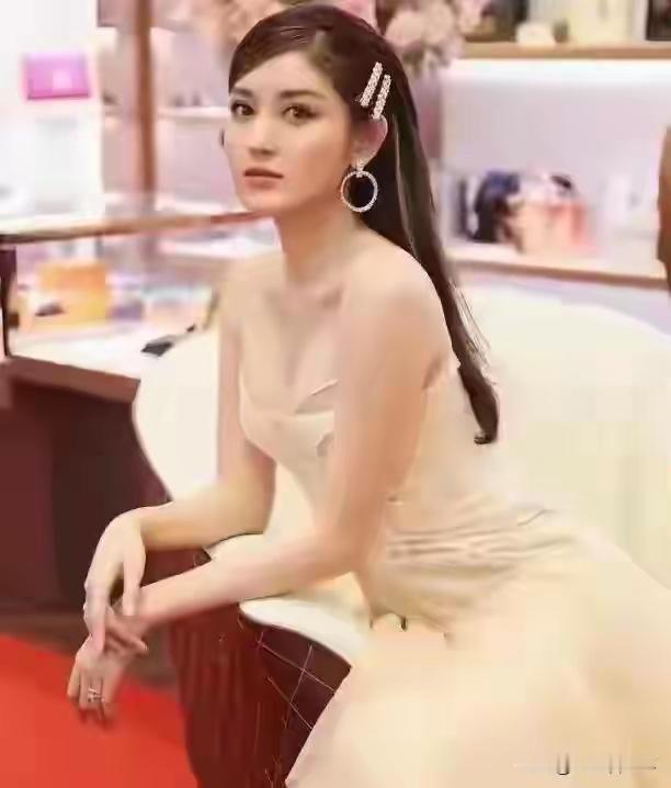 越南第一美女确实好看，五官精致，眼睛大，鼻子小，看起来比刘亦菲还美