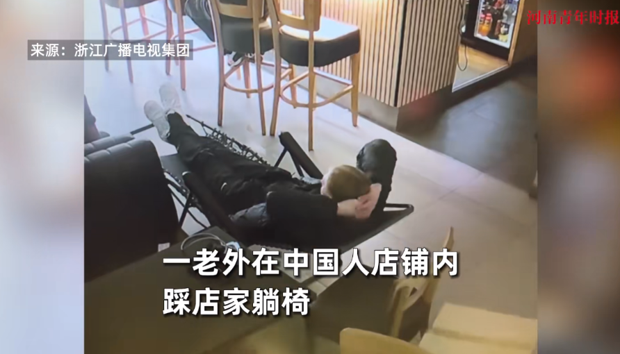 “这个中国老板娘火了！”近日，一外国男子在中国老板娘开的店铺里，肆无忌惮的用脚踩