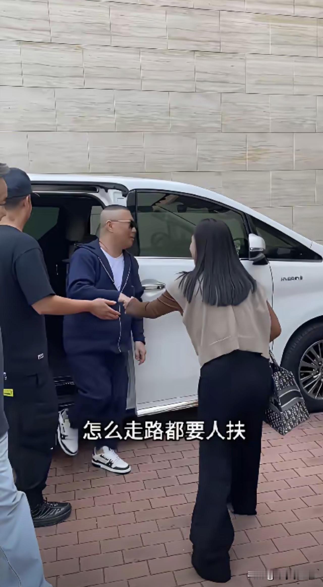 郭德纲一出场，徒弟总会上前搀扶。不少网友看完争论不休：是尊师重道，还是排场太大？
