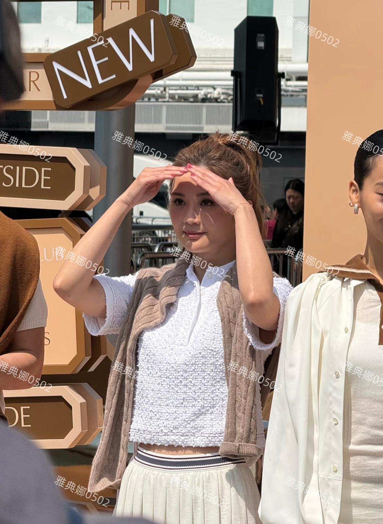 43岁阿Sa刚承认和健身教练同居转头就被骂脸僵像充了气？昨天她在海港城扎金发