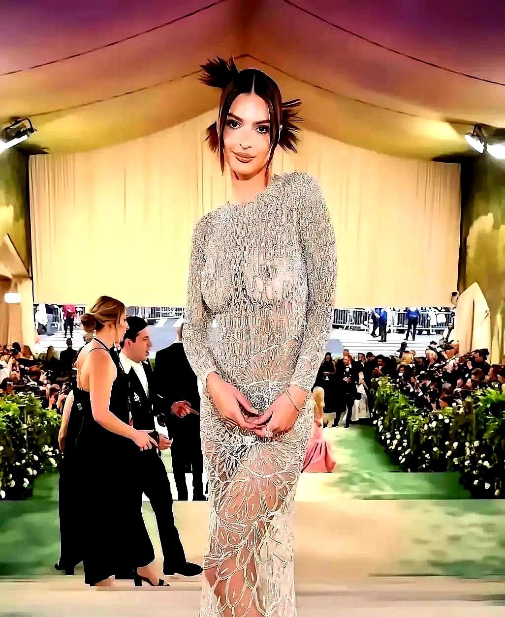 艾米丽坐着黑马车晃到红毯，象牙白长裙拖三米。她没将礼服当普通戏服，而是借造型