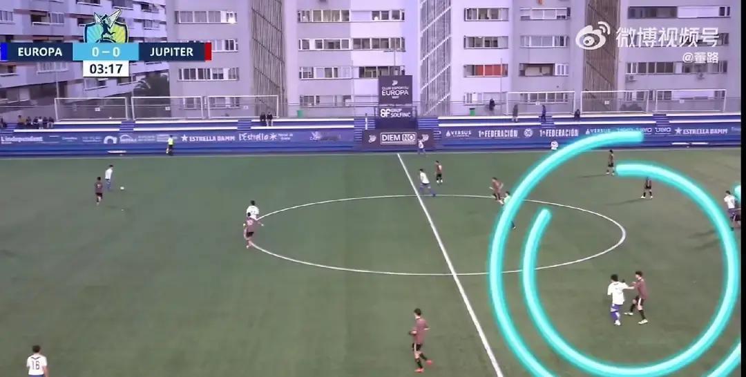 中国小将在西班牙被“隐身”了10分钟，不是因为技术差，而是因为他“太听话”。