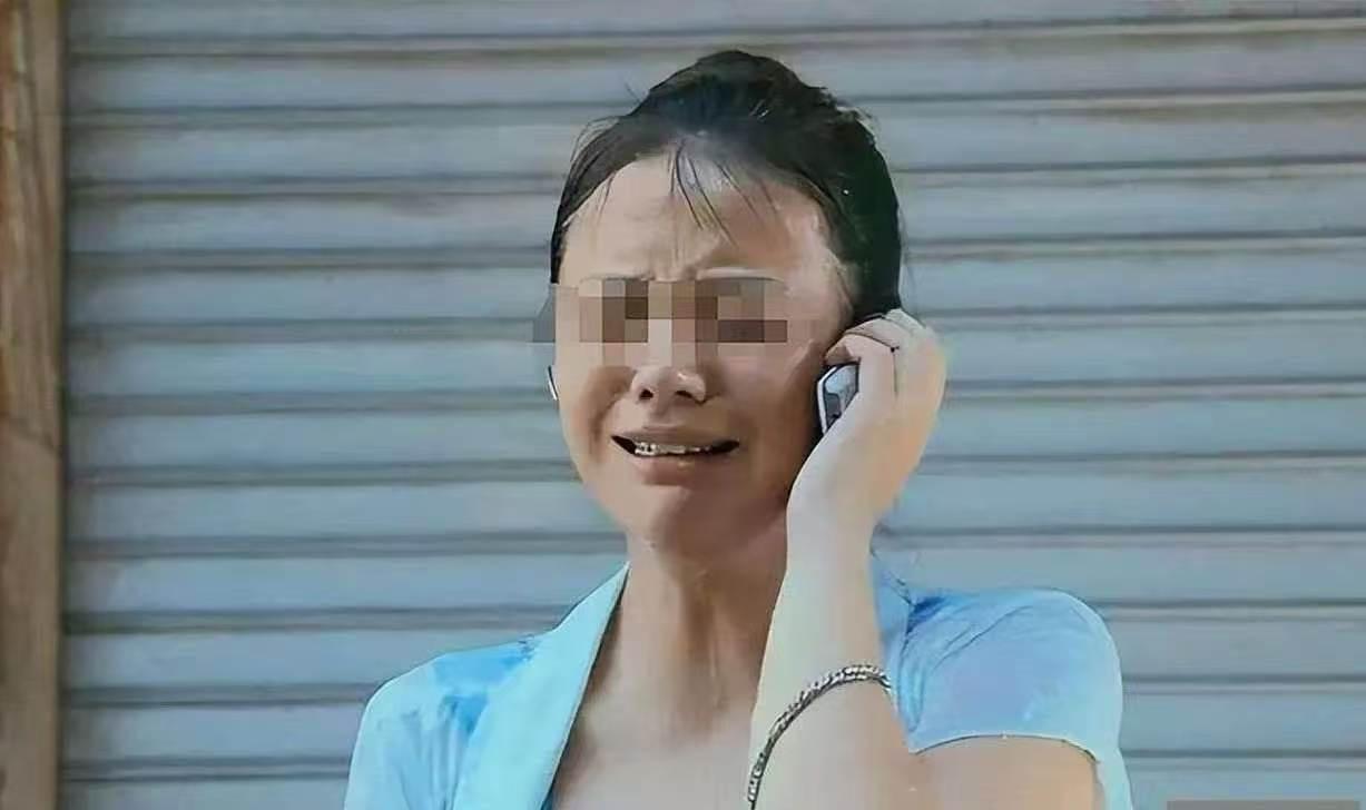 她的父母砸锅卖铁借遍全村，终于凑齐借款7万送她去德国留学，换来二十一年的彻底失联