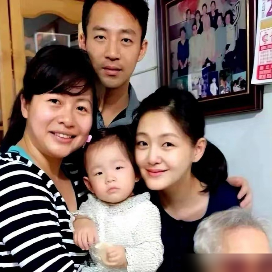 王伟忠当年捧的不是大S，是她们家那个没人认识的大姐。结果这姐们儿直接回了一句：我怕红。到手的节目，说