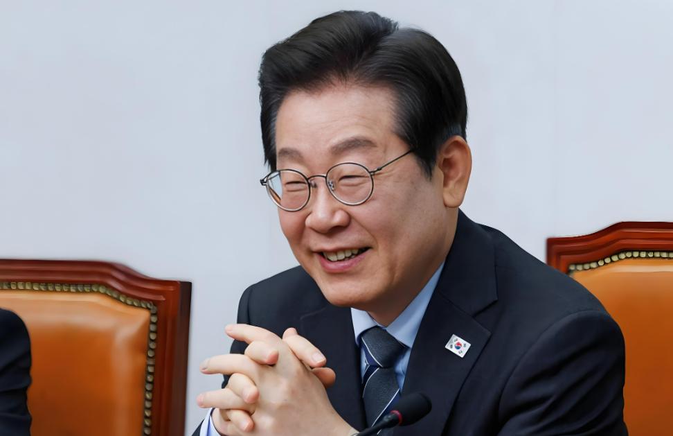 石破茂下台，李在明傻眼了。日媒消息说，日本首相石破茂为了避免自民党内部分裂，