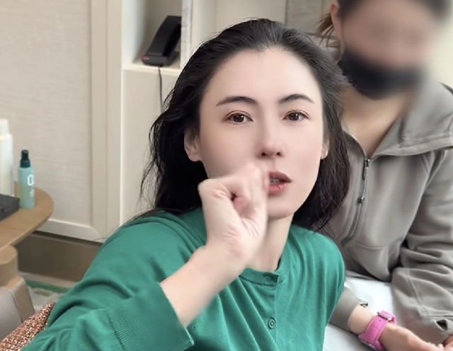 张柏芝也是挺可怜的她的三个儿子都不在身边，大儿子忙着考驾照，二儿子有比赛要参