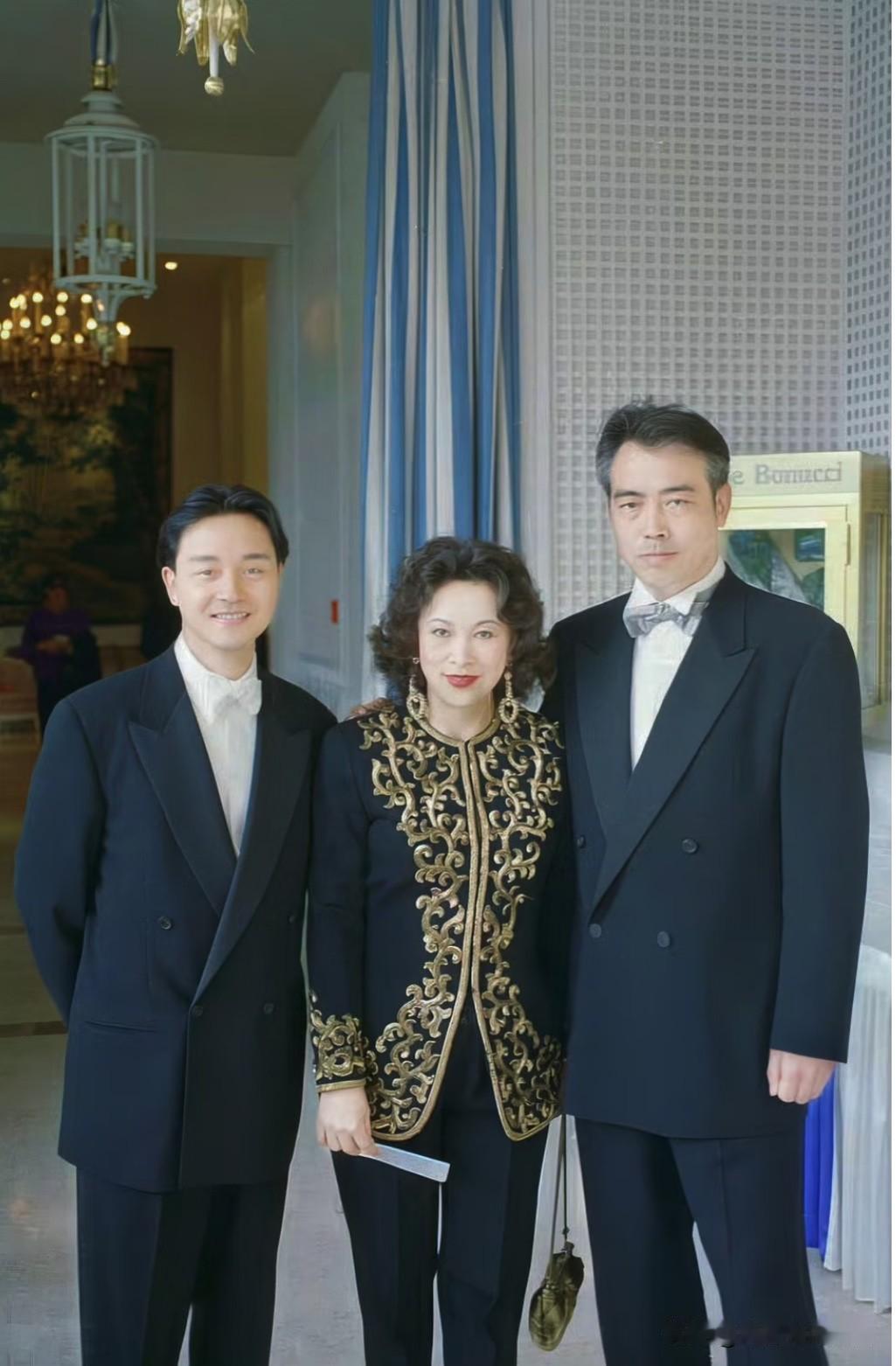 左边是张国荣，香港殿堂级演员、歌手。右边是陈凯歌，中国第五代导演代表人物。能够站