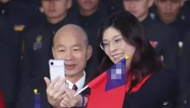 打破惯例！郑丽文带“和”字赴绿营升旗礼，两岸同属一中的表态藏着深意2026