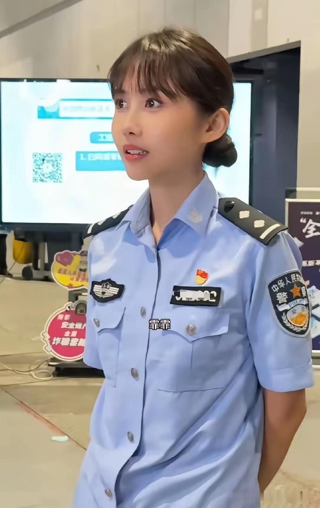 很多人都说上海的这位女警官，像极了年轻时的邱淑贞，但是我却感觉上海的这位女警官真