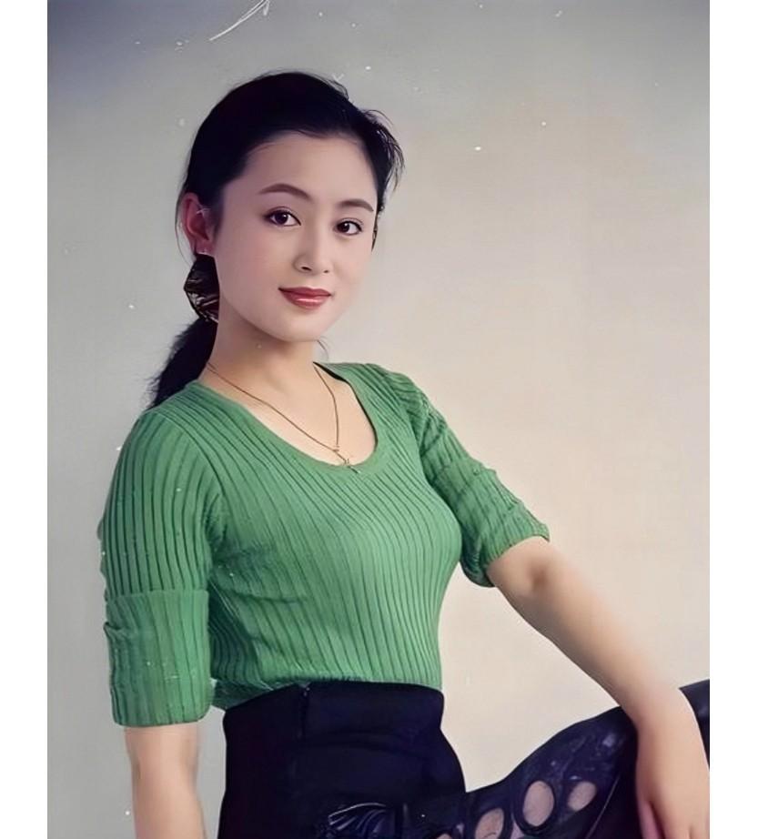 这是陈红年轻时的一张照片，年轻时候的陈红真的是美得让人惊叹！真不愧是最美“貂蝉”