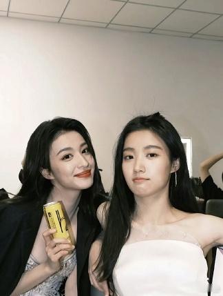 王楚然不知道该不该笑卢昱晓也不知道该不该笑她俩也挺着急，怎么做才能不招黑不挨