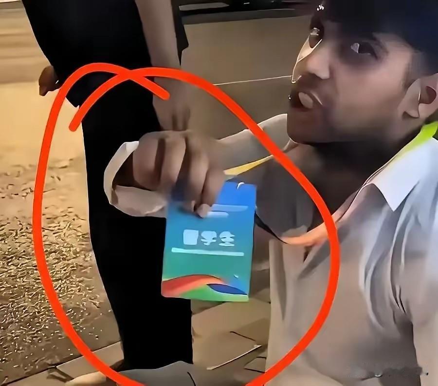 上海外籍亮证哥！上海，几个外籍留学生当街吃西瓜，吃个西瓜正常，但把瓜子瓜皮随地