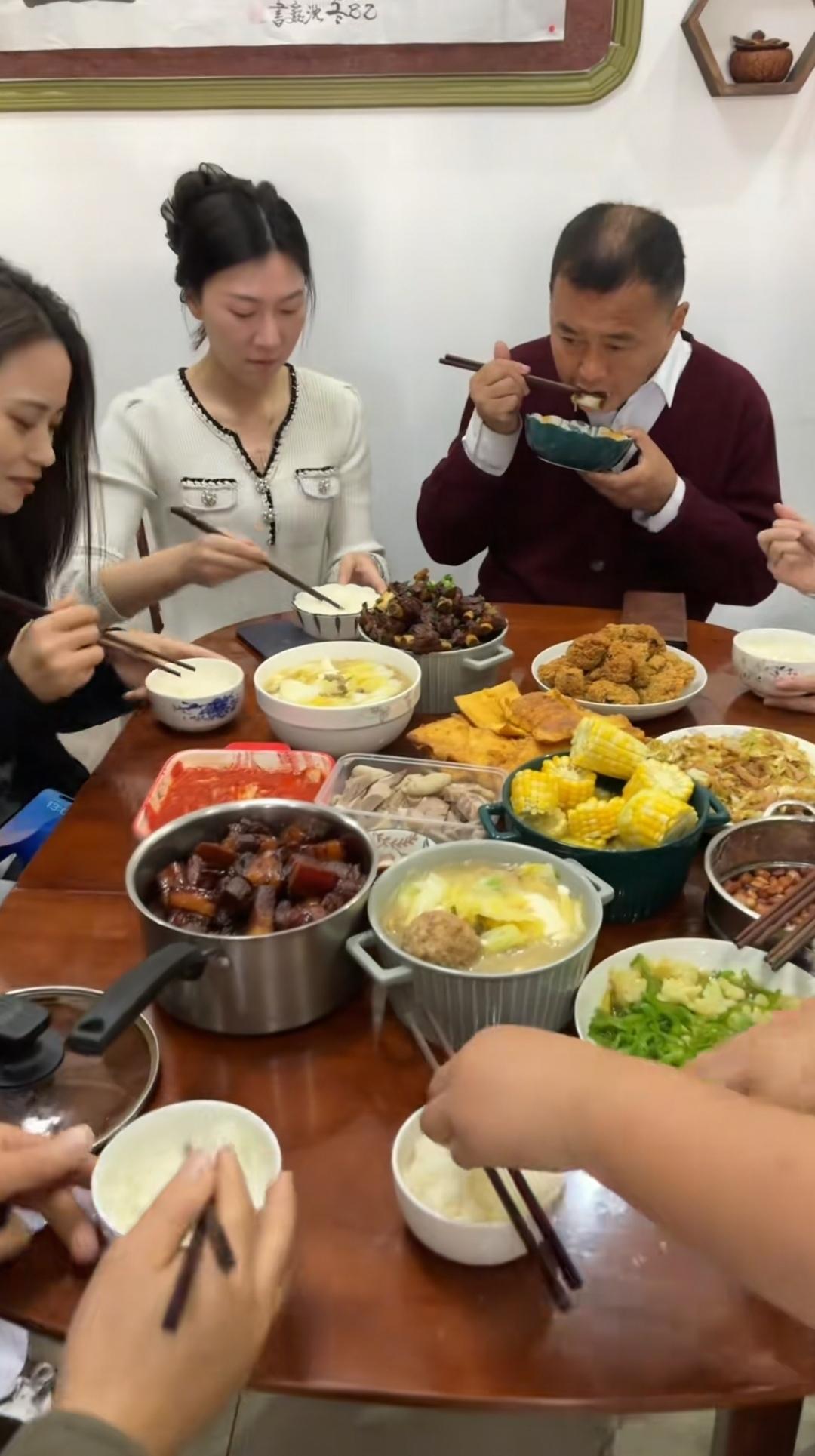 博学沈巍当流浪汉的场景不见了，身边围满了吃饭的人成了常景，2025年的沈巍一天一