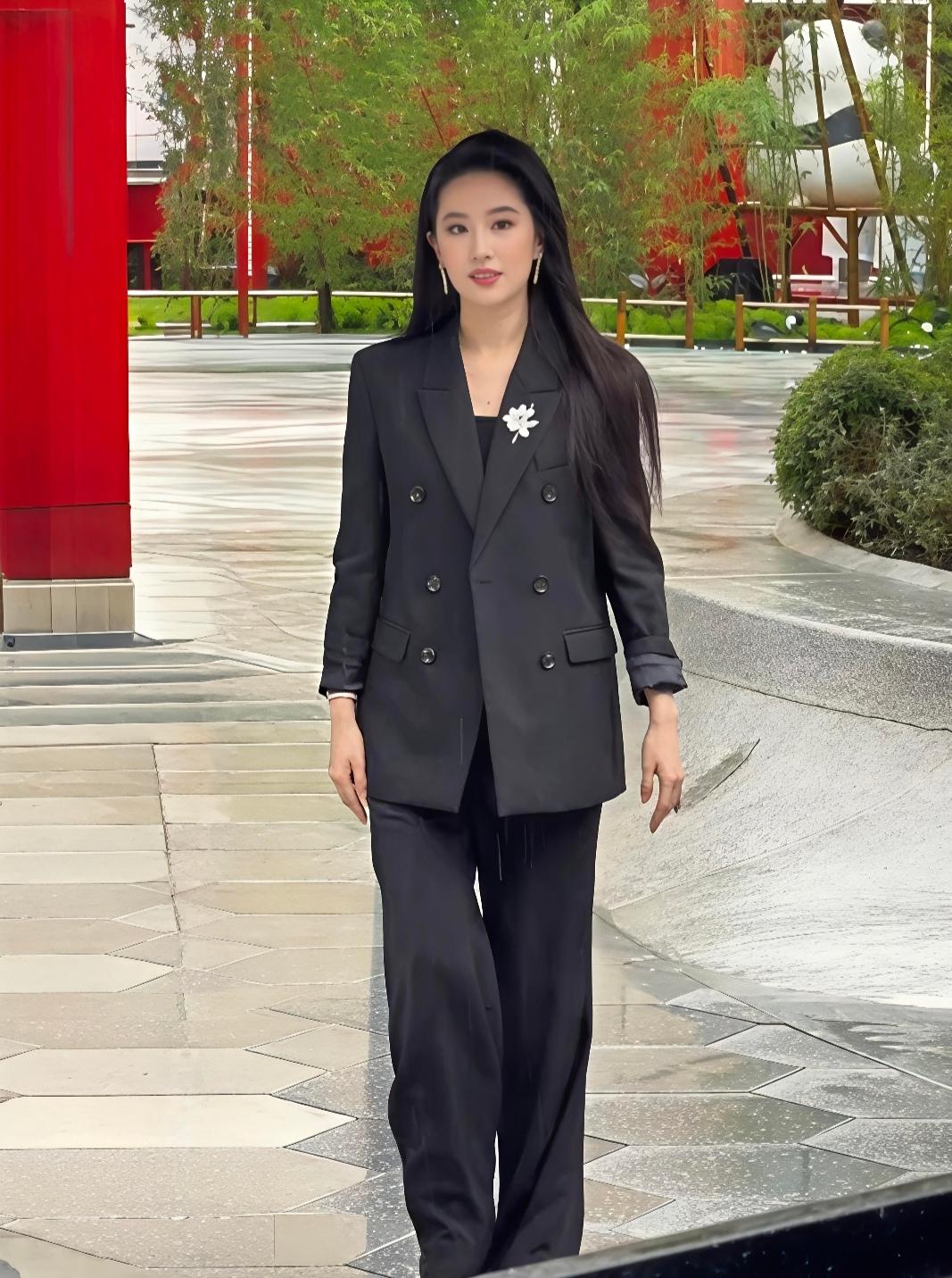 为什么刘亦菲穿黑西装参加活动，原因很简单，不是因为品牌要求，也不是西装好看，