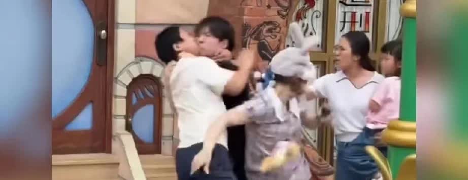 上海迪士尼上演全舞行这个戴兔子帽的女士绝对是个打架能手全
