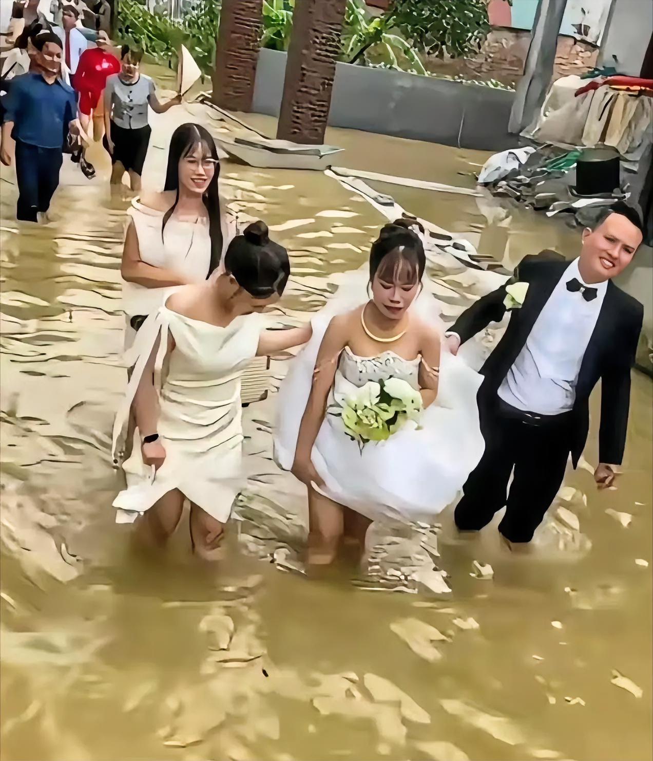 结婚时不看看天气吗，新娘明显很不开心了。​​​