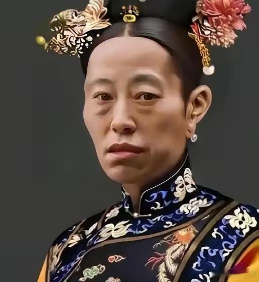 1888年，隆裕嫁给了光绪，新婚当夜，光绪跪地大哭：“我不能与你同房！”没想到守