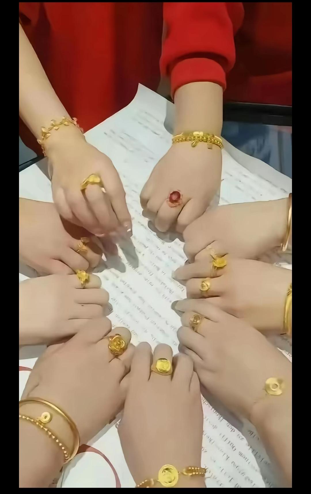 现在的黄金上涨，都开始买金首饰了，明天开支我也去买个大金镯子。