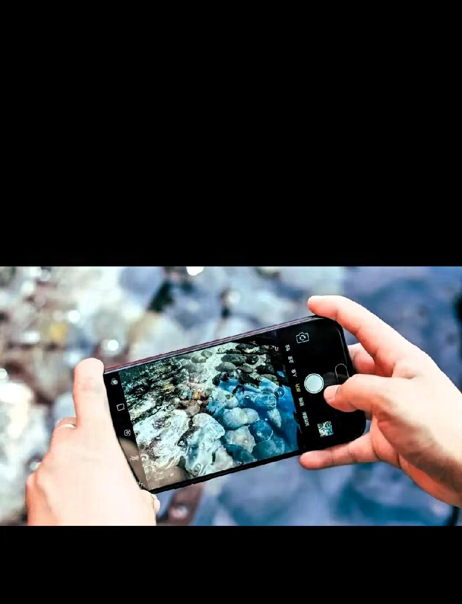 我同事今天跟我说了个反常识的操作——睡觉前把手机插上充电器，让它充一整夜，据说这