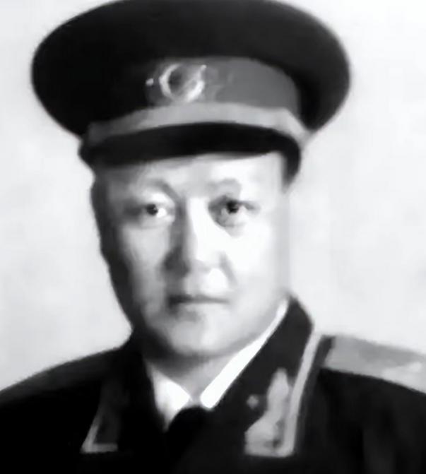 解放军师长刘炳彦去北京饭店吃饭，突然看到一个服务员举止异常，还有些眼熟，他低声说