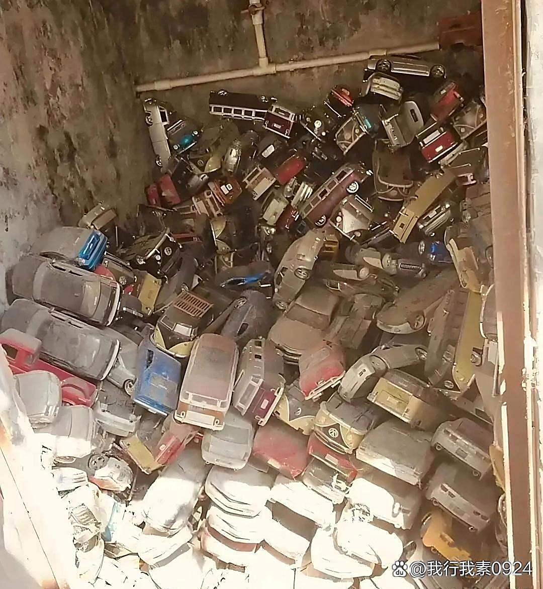 邻居大爷收废品的时候收到的，这一看就是个富裕的家庭，孩子也是个富二代[赞]