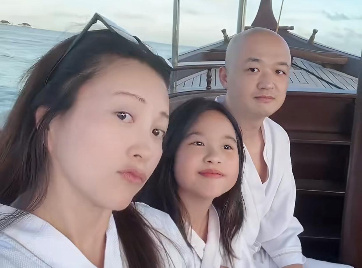 搞不懂包贝尔，老婆漂亮又是初恋相知相伴许多年，给生了女儿又生了儿子，不缺钱